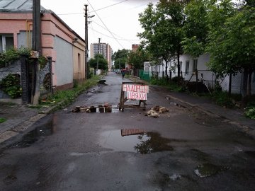 Лучани перекрили дорогу, розсипавши цвяхи. ФОТО