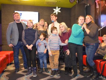 Заступник голови Волинської ОДА співав в караоке з особливими дітьми. ФОТО