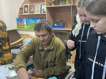 Арт-терапія для захисників: у луцькому госпіталі діти показали виставу вдячності військовослужбовцям