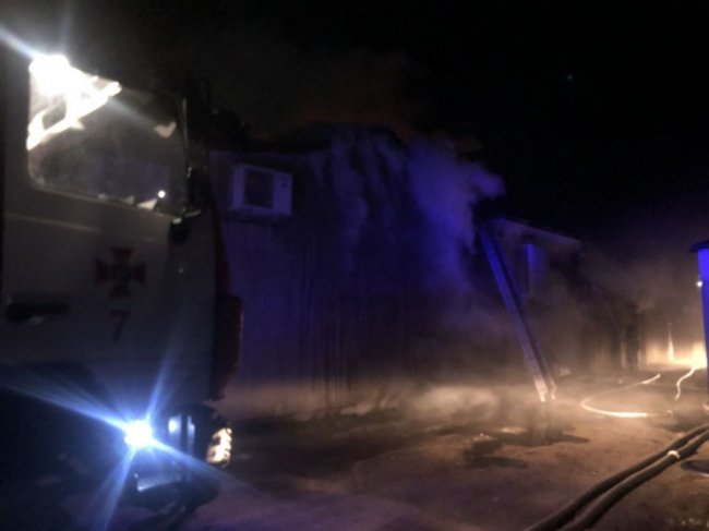 У місті на Волині  вночі горіло приміщення ресторану. ФОТО