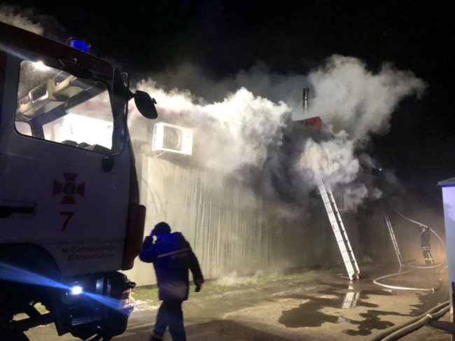 У місті на Волині  вночі горіло приміщення ресторану. ФОТО