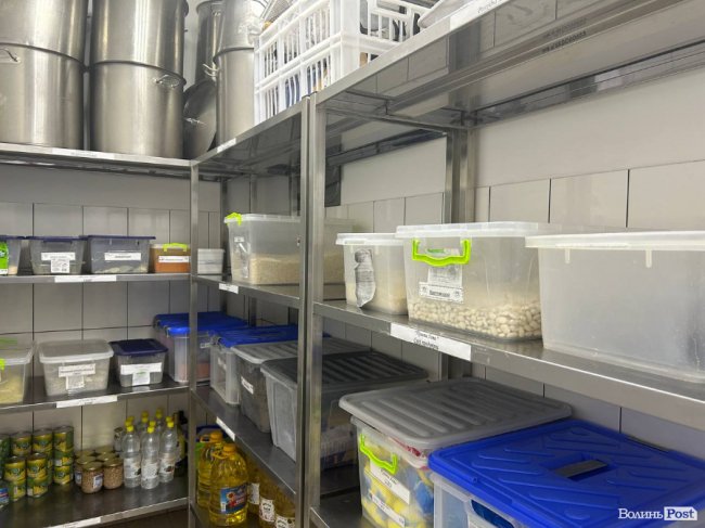 У яких умовах готують і зберігають їжу в «Пузатій хаті»: кухню ресторану показали зсередини. ФОТО