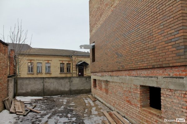 Біля новобуду - приміщення Луцької української гімназії, яка діяла в міжвоєнний час
