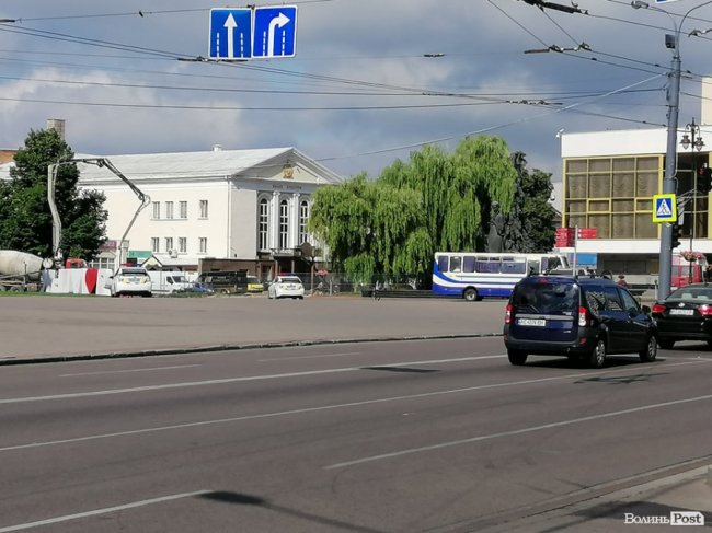 У Луцьку через постріли перекрили Театральний майдан: на місці – велика кількість поліції