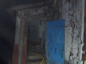 На Волині горів будинок: врятували безхатька, який у погребі облаштував місце для ночівлі 