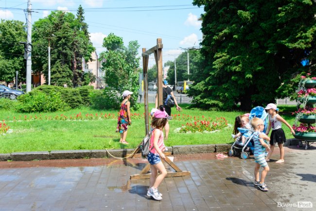 Нестерпні градуси: лучани рятуються від спеки під холодними бризками вуличних душів. ФОТО