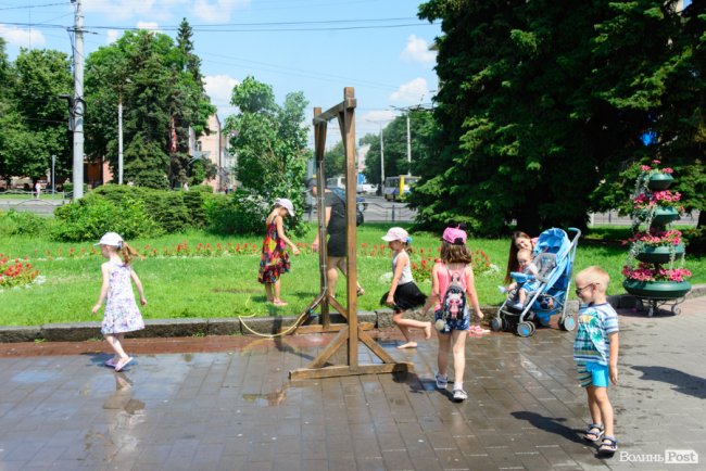 Нестерпні градуси: лучани рятуються від спеки під холодними бризками вуличних душів. ФОТО