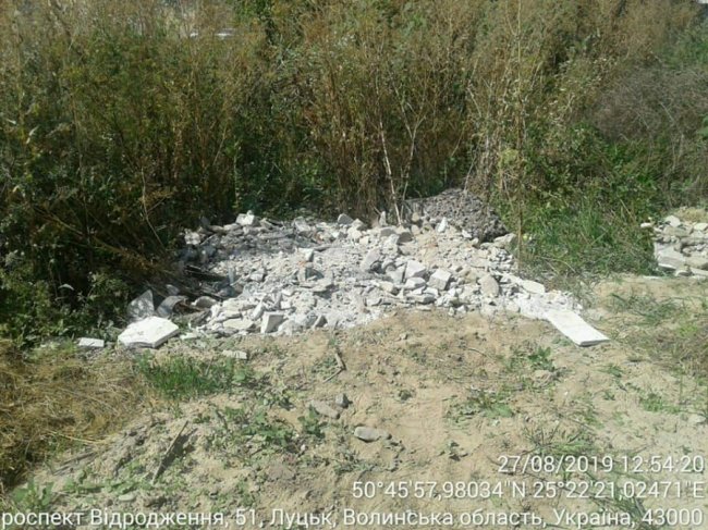 Будівельне сміття з луцької стоматполіклініки викинули біля дитячого садочка. ФОТО