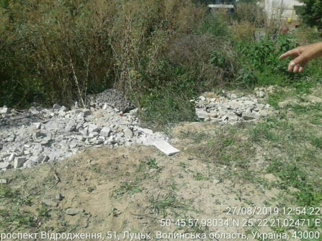 Будівельне сміття з луцької стоматполіклініки викинули біля дитячого садочка. ФОТО
