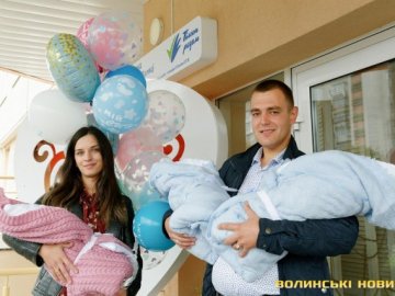 У Луцьку з перинатального центру виписали трійню, яку виходжували майже 3 місяці. ФОТО