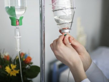 Дівчинці, якій старша сестра вистрелила в голову, стало краще