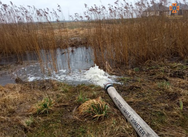 Рятувальники на Волині відкачали майже 2 тисячі кубометрів води з дворів та будинків. ФОТО