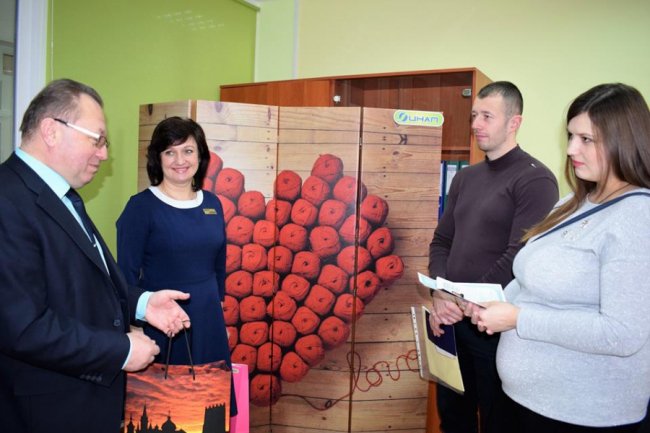 У луцькому ЦНАПі вперше видали свідоцтво про народження дитини. ФОТО