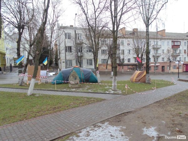 Луцьк розмалювали написами «Бандера – герой» і «Кривавого міністра геть». ФОТО