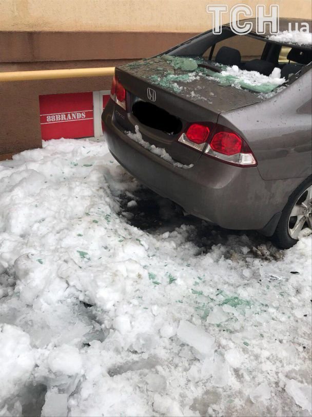 На Київщині бурулі потрощили 18 автівок. ФОТО