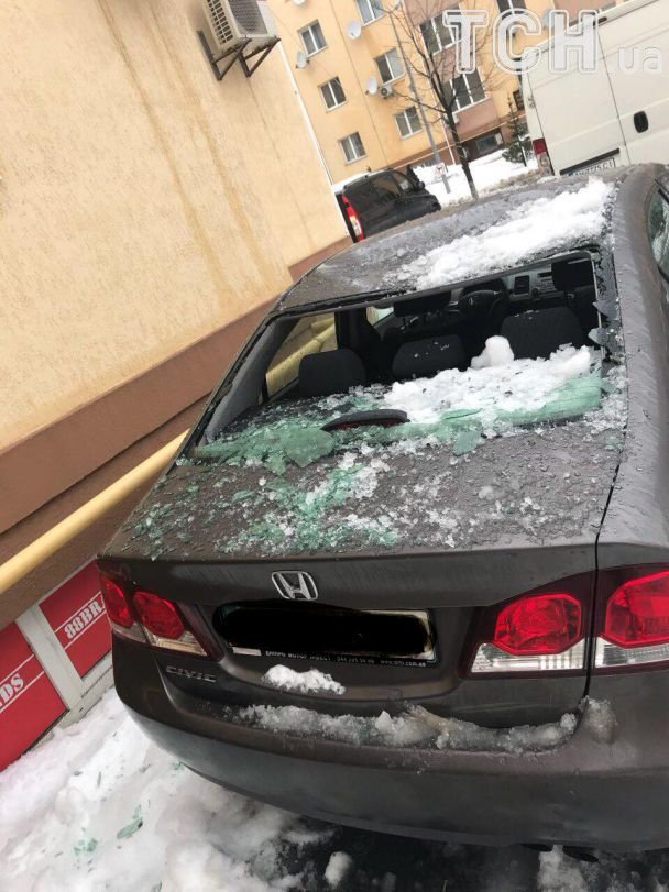 На Київщині бурулі потрощили 18 автівок. ФОТО