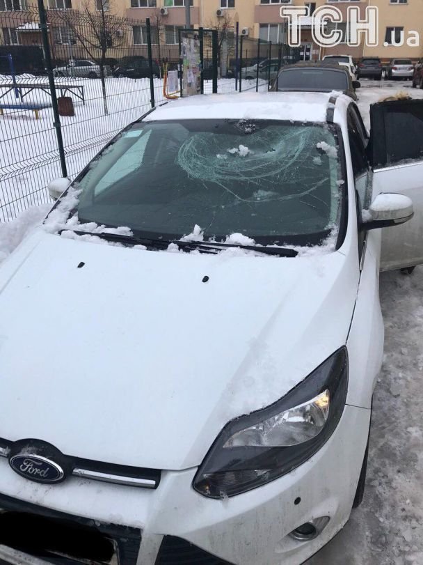 На Київщині бурулі потрощили 18 автівок. ФОТО