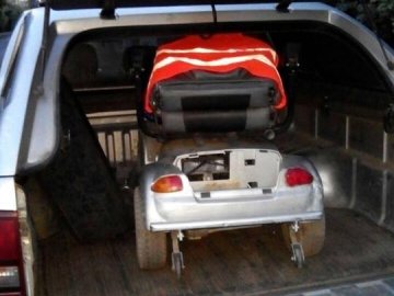 «Заглох» візок: у Луцьку чоловік з інвалідністю не міг дістатися додому. ФОТО