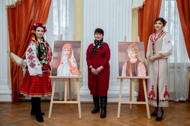 На виставці у Луцькому прикордонному загоні представили портрети молодиць з різних регіонів України. ФОТО