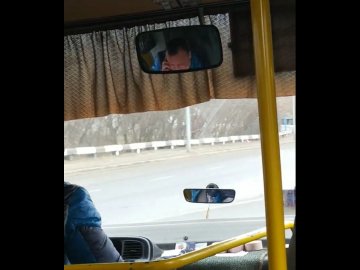 Одна рука на кермі, а інша – з телефоном: лучани нарікають на маршрутника-базіку. ВІДЕО