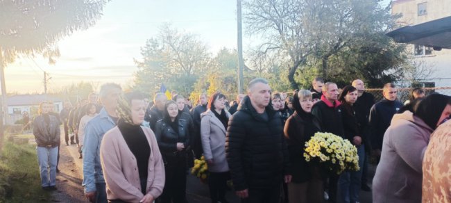 Волиняни встелили квітами шлях для кортежу полеглого Героя