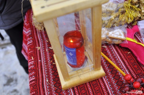 У центрі Луцька пластуни дарують Вифлеємське тепло