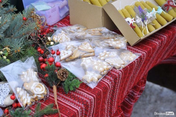 У центрі Луцька пластуни дарують Вифлеємське тепло