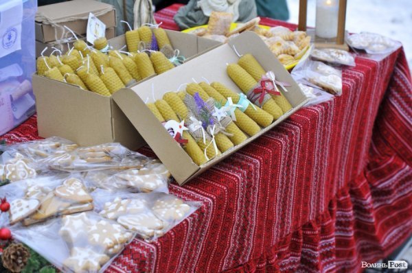 У центрі Луцька пластуни дарують Вифлеємське тепло