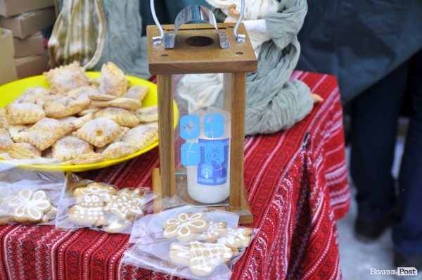 У центрі Луцька пластуни дарують Вифлеємське тепло