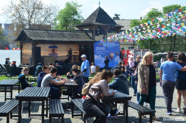 У замку Любарта стартував Lutsk Food Fest: що і за скільки пропонують скуштувати. ФОТО