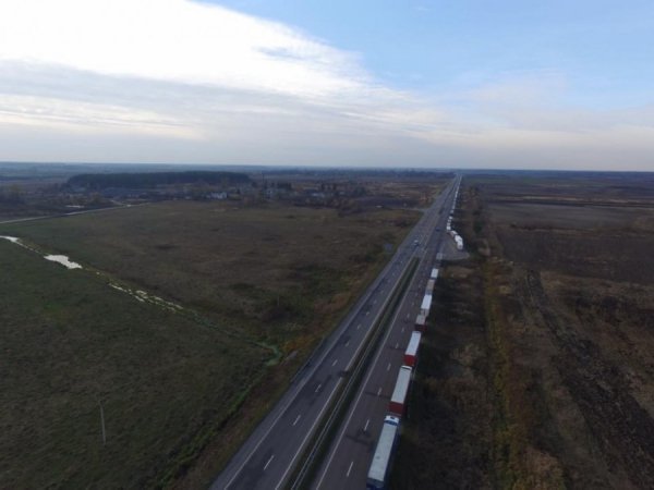Багатокілометрова черга вантажівок на «Ягодині» з висоти пташиного польоту