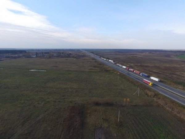Багатокілометрова черга вантажівок на «Ягодині» з висоти пташиного польоту