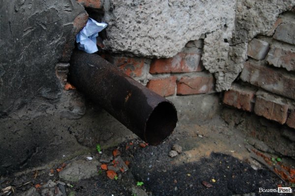 Щоразу, як іде дощ, у Луцьку затоплює багатоповерхівку. ФОТО. ВІДЕО