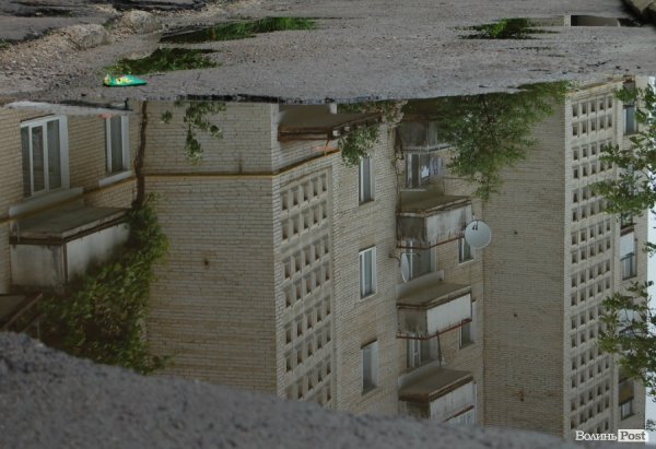 Щоразу, як іде дощ, у Луцьку затоплює багатоповерхівку. ФОТО. ВІДЕО