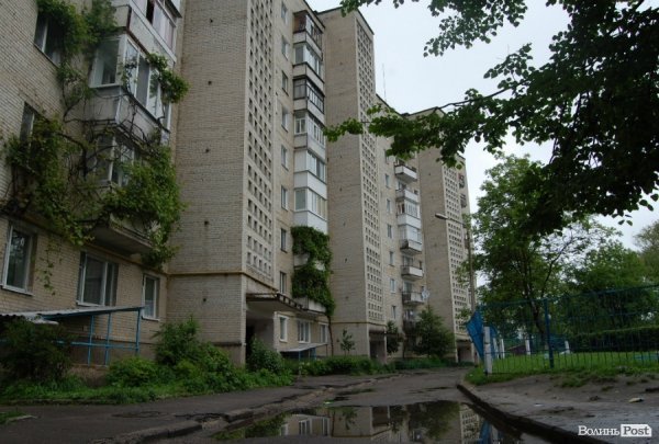 Щоразу, як іде дощ, у Луцьку затоплює багатоповерхівку. ФОТО. ВІДЕО