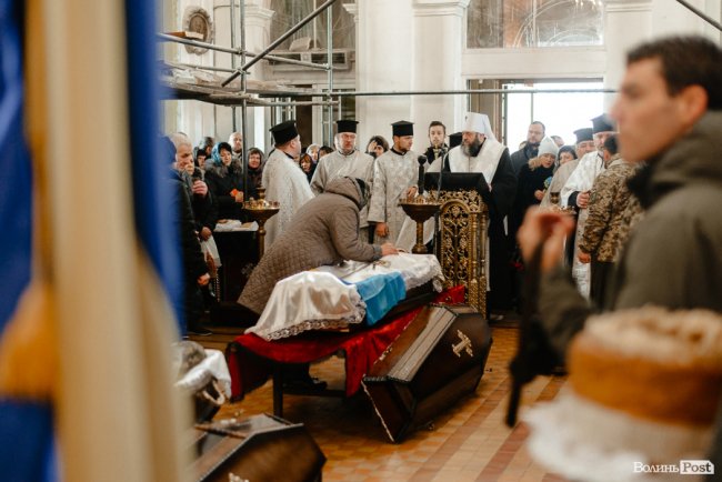 У Луцьку попрощалися з двома військовими, які загинули під час обстрілу аеродрому ракетами. ФОТО