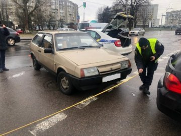 У Луцьку на Київському майдані не розминулися дві автівки: рух ускладнений. ФОТО