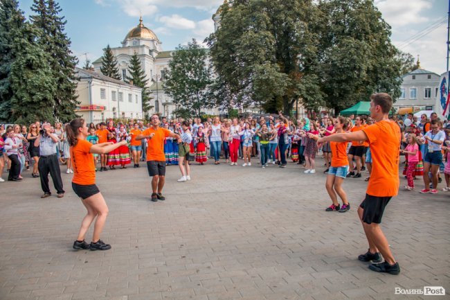Учасники міжнародного фесту вчили лучан танцювати. ФОТО