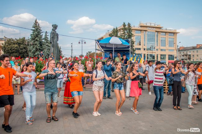 Учасники міжнародного фесту вчили лучан танцювати. ФОТО