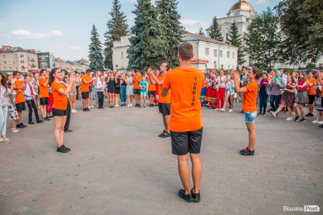 Учасники міжнародного фесту вчили лучан танцювати. ФОТО