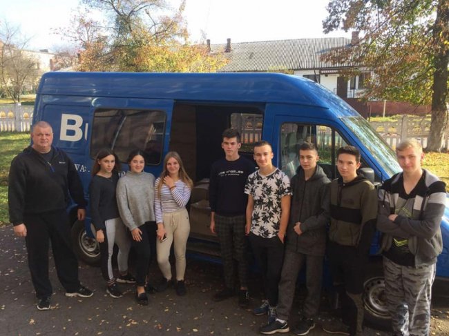 Учні волинської школи передали бійцям на Схід продукти та листи. ФОТО