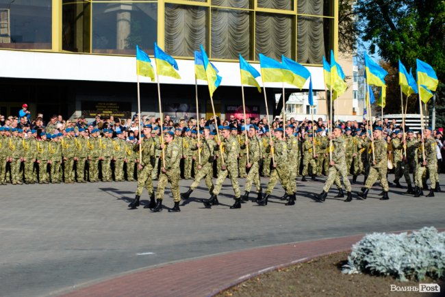 У центрі Луцька майже пів тисячі ліцеїстів склали присягу. ФОТО