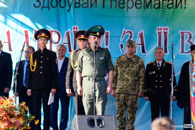 У центрі Луцька майже пів тисячі ліцеїстів склали присягу. ФОТО