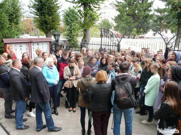 Парочці, яка знущалася у Луцьку над котом, може «світити» 2 роки. ФОТО. ВІДЕО