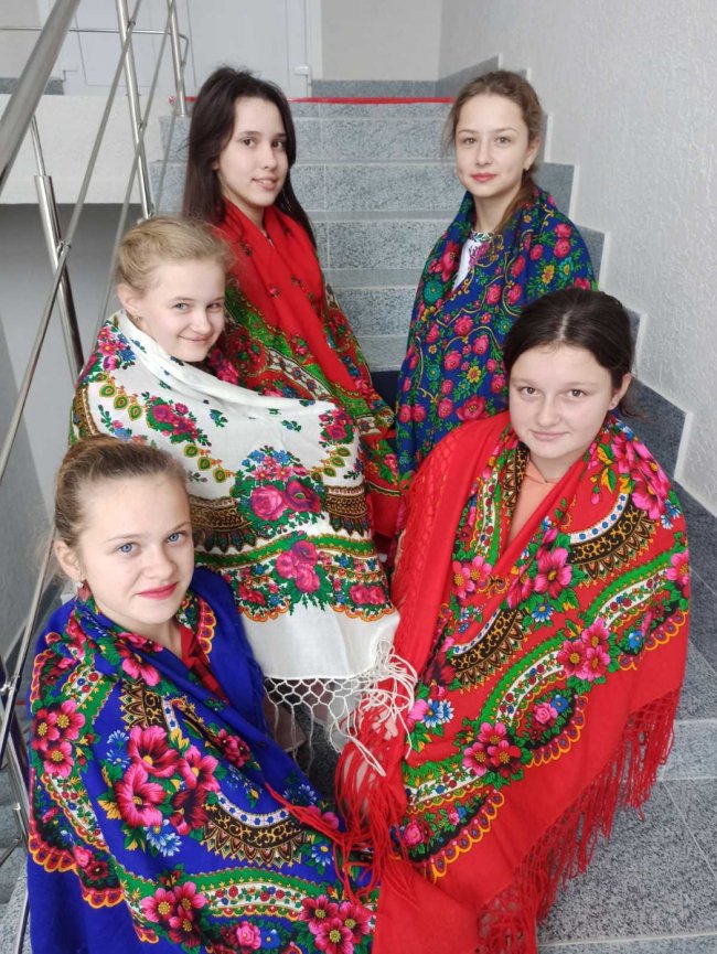 Волинянки приєдналися до флешмобу «Зроби фото з хусткою». ФОТО, ВІДЕО