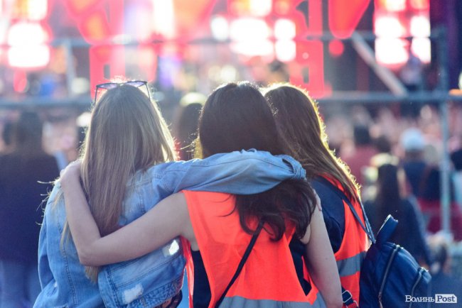 До Винника – навіть на милицях. ФОТОРЕПОРТАЖ із грандіозного концерту у Луцьку