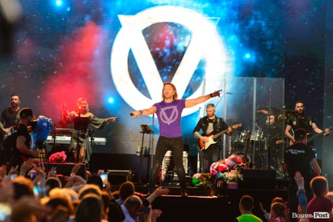 До Винника – навіть на милицях. ФОТОРЕПОРТАЖ із грандіозного концерту у Луцьку