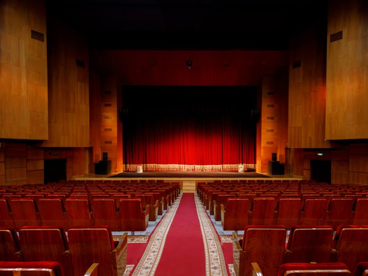 Чорна комедія та абсурдна трагікомедія: на що піти у Волинському драмтеатрі цього тижня?