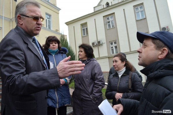 У Луцьку «базарники» пікетують міськраду. ФОТО