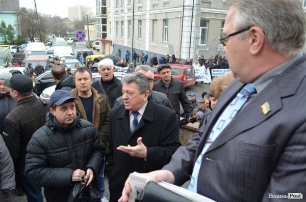 У Луцьку «базарники» пікетують міськраду. ФОТО